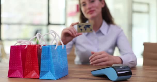 Comprador Con Tarjeta Crédito Plástico Con Paquetes Sostiene Los Pulgares — Vídeo de stock