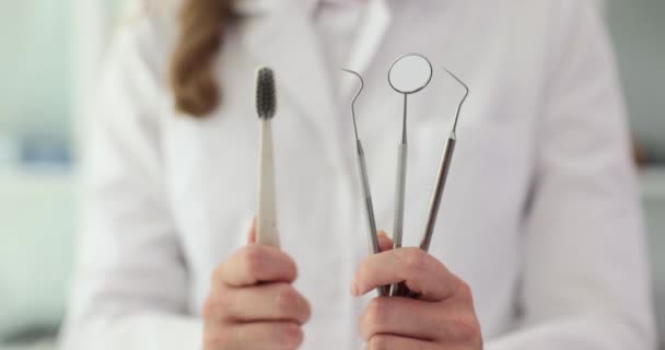 Kadın Dişçi Dişçi Aletleri Diş Fırçası Gösteriyor Diş Sağlığı Kliniği — Stok video