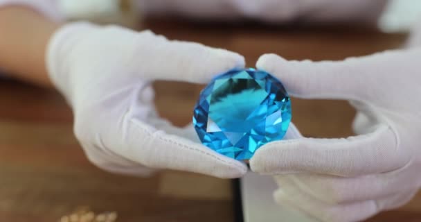 Juwelenhände Handschuhen Halten Große Blaue Diamanten Nahaufnahme Gemologisches Fachwissen — Stockvideo