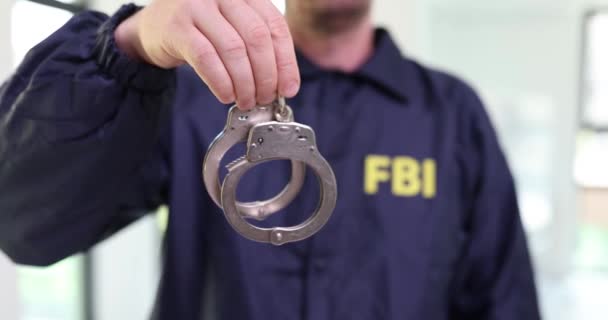 Mannelijke Fbi Agent Die Handboeien Vasthoudt Het Politiebureau Arrestatie Van — Stockvideo