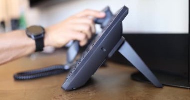 Ofiste elle arama yapılan bir telefon. Müşteri konsepti için çağrı merkezi hizmetleri