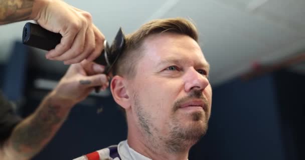 理发师用电动理发和梳子给男人做发型 时髦的男人发型 — 图库视频影像