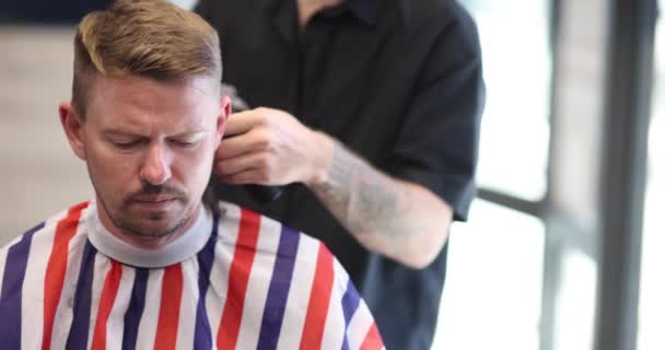Närbild Stilig Kaukasisk Kille Sitter Frisörsalongen Barberare Rakning Mans Huvud — Stockvideo