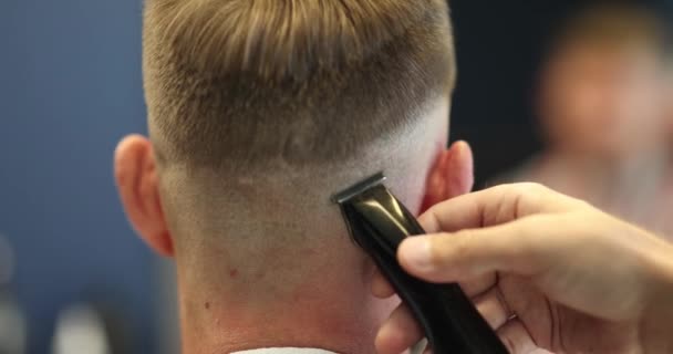 Barberaren Rakar Bakhuvudet Med Hjälp Elektrisk Maskin Frisörsalongen Man Trendiga — Stockvideo