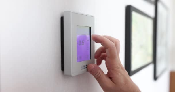 Termômetro Eletrônico Sala Mostra Temperatura Umidade Homem Regula Temperatura Casa — Vídeo de Stock