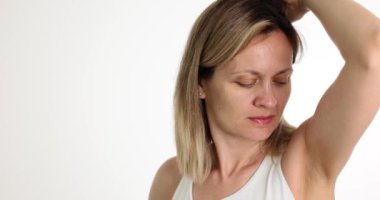 Kadınlar koltuk altında kokmaktan hoşlanmaz. Kötü koltuk altı kokusu ve kötü deodorant kokusu