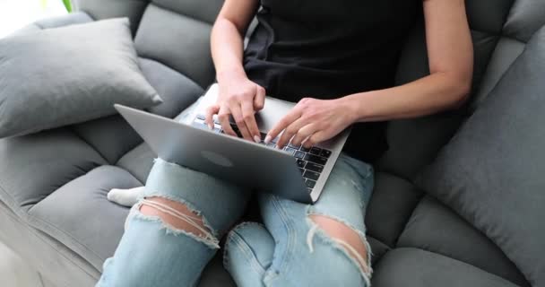 Γυναίκα Κάθεται Στον Καναπέ Και Εργάζεται Σύγχρονο Φορητό Υπολογιστή Απομακρυσμένη — Αρχείο Βίντεο