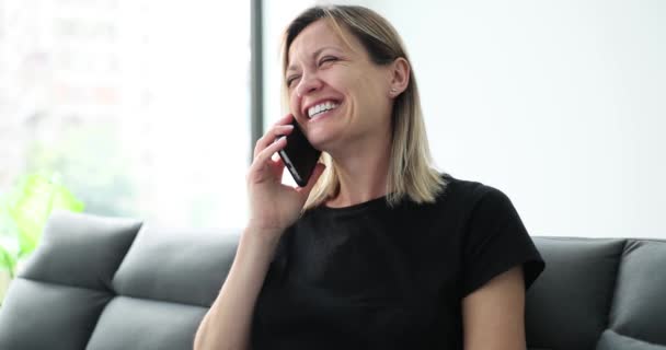 Jovem Feliz Falando Telefone Casa Rindo Mulher Alegre Desfrutando Conversa — Vídeo de Stock