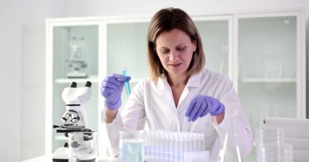 Doktor Vědec Biolog Chemik Vezme Zkumavku Modrým Kapalinou Detailní Laboratorní — Stock video