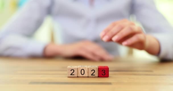 Nowy Rok 2023 Zmieni Się Rok 2024 Odwróć Drewniany Sześcian — Wideo stockowe