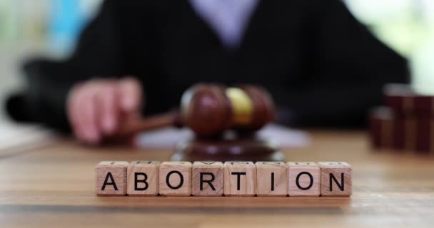 Word Abtreibung Und Richter Mit Dem Hammer Verfassungsgericht Und Gesetzgebung — Stockvideo