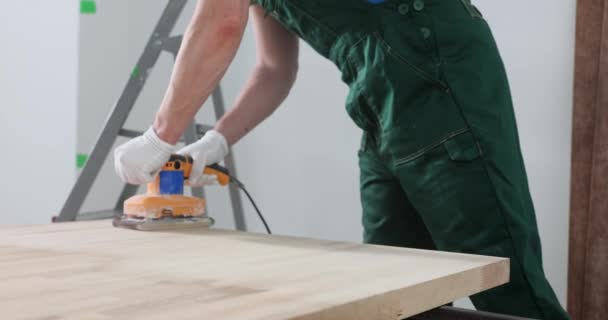 木匠在木工车间用机器磨木料 木工用电动磨床 — 图库视频影像