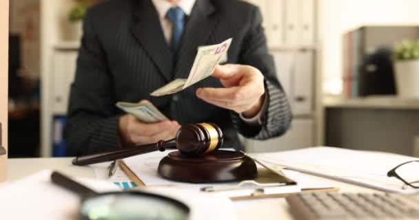 有钱的法官或律师和法官Gavel在桌子上 美元票据腐败成本 财务和支出工资 — 图库视频影像