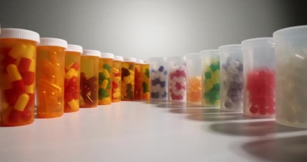 Botellas Con Cápsulas Médicas Multicolores Selección Medicamentos Calidad — Vídeo de stock