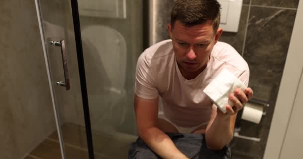 Genç Adam Sıkıldı Evdeki Tuvalette Oturuyor Sağlık Sorunları Hemoroitler — Stok video