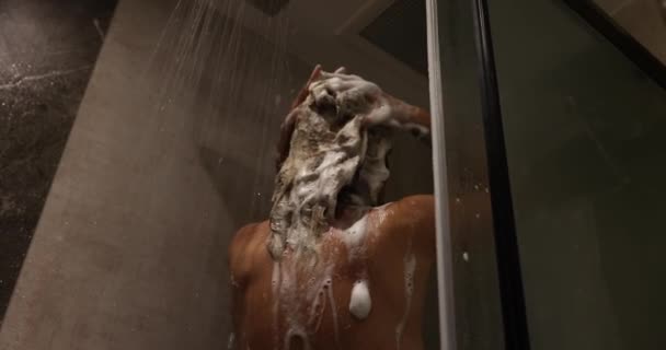 Mulher Lava Cabelo Manhã Chuveiro Shampoo Branco Para Cabelos Longos — Vídeo de Stock