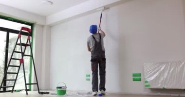 Boya silindiriyle gri duvarı beyaza boyamak. Evin dairesinde tamirat yapıyoruz.