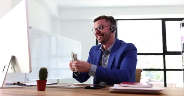 Selamat Pengusaha Operator Headphone Menghitung Dolar Kantor Pendapatan Keuangan Dan — Stok Video