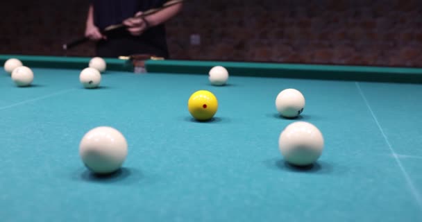 Amatör Oyuncu Kolayca Gol Atma Şansını Kaçırıyor Bilardo Topları Kayma — Stok video