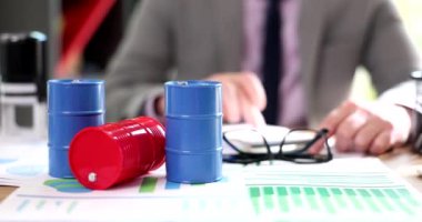 Minyatür variller ve hisse senedi dalgalanmalarının grafikleri işadamı petrol ihracatından kâr etmeyi düşünüyor. Petrol ürünleri ve şirket hisselerinde büyüme ve düşüş