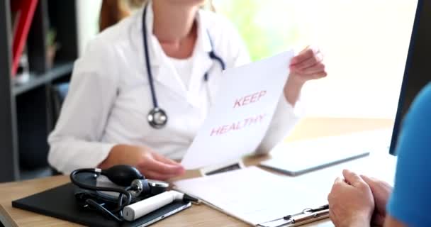 Papper Med Ord Hålla Hälsa Och Kvinnliga Läkare Med Stetoskop — Stockvideo