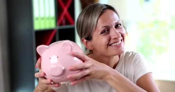 Mulher Sorridente Segurando Mealheiro Rosa Nas Mãos Conceito Banca Poupança — Vídeo de Stock