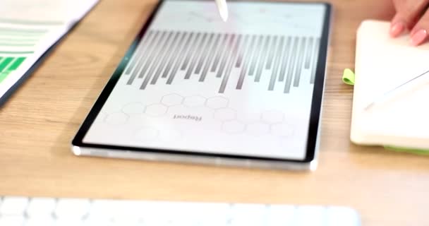 Pazarlamacı Analist Dijital Tablet Analizlerinin Sayfalarını Karıştırarak Masada Oturuyor Seo — Stok video