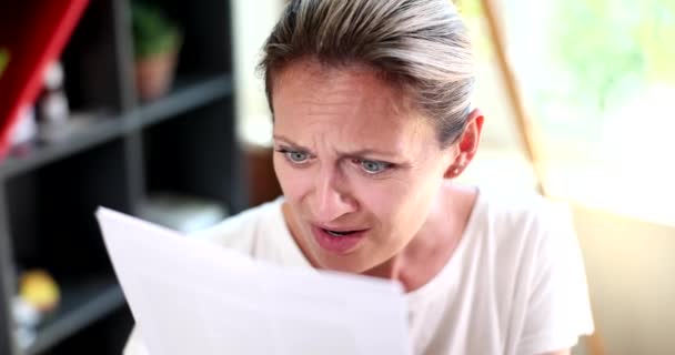 集中したビジネス女性は 手紙を読みます 従業員は文書をチェックし 視力が悪いように見えます — ストック動画