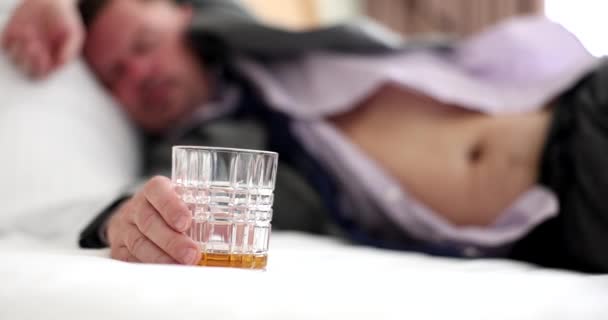 酔っぱらったアルコールはシャツでベッドで寝る ビジネスマンとアルコール依存症 — ストック動画
