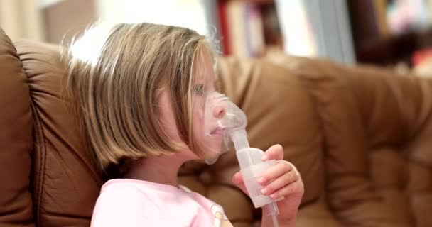 Triest Meisje Maakt Inhalaties Hoesten Verlichten Inhaler Immobilisator Voor Kinderen — Stockvideo