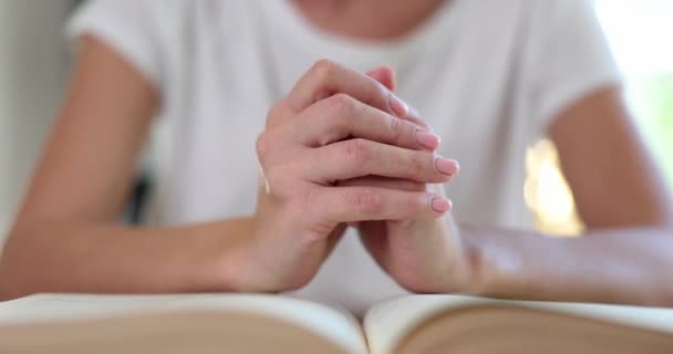 Ręce Kobiety Zaciśnięte Modlitwie Biblii Koncepcji Kościelnej Wiary Duchowości Religii — Wideo stockowe