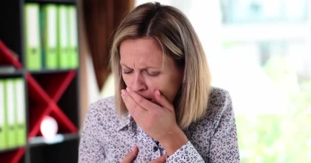 Mutsuz Kadın Öksürüyor Kendini Kötü Hissediyor Solunum Hastalıkları Gripten Muzdarip — Stok video