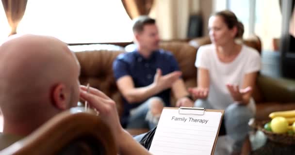Frustriertes Paar Beim Familientherapeutentermin Ärztlicher Psychologe Hört Ehepaar — Stockvideo