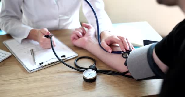 Lekarz Ręcznie Pomocą Sfigmomanometru Kontroli Ciśnienia Krwi Lekarz Bada Pacjenta — Wideo stockowe