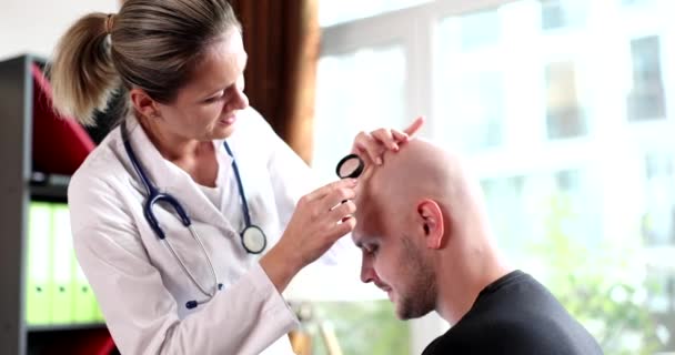 Läkaren Kontrollerar Hårbotten Skallig Manlig Patient Genom Förstoringsglas Hudsjukdomar Håravfall — Stockvideo