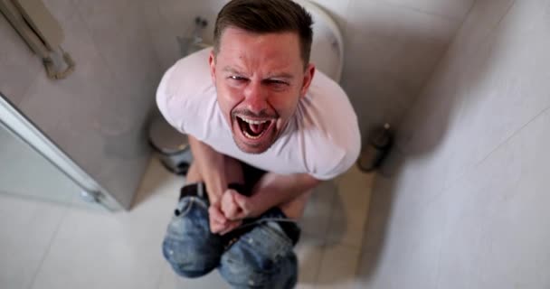 Porträt Eines Schreienden Mannes Der Bauchschmerzen Hat Und Auf Toilette — Stockvideo