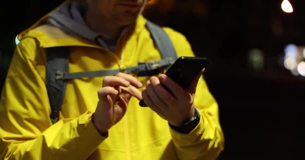 Man Gebruikt Een Mobiele Telefoon Avondstraat Toeristische Bel Taxi Controleer — Stockvideo