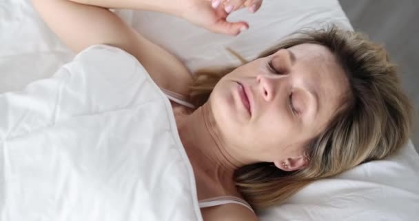 女人在床上盖着被子 惊讶地 震惊地看着 月经周期意外开始 — 图库视频影像