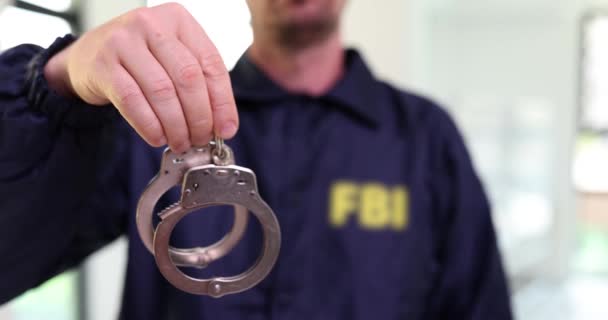 Oficer Fbi Trzymający Kajdanki Aresztujący Podejrzanego Federalne Biuro Wywiadu Śledczego — Wideo stockowe