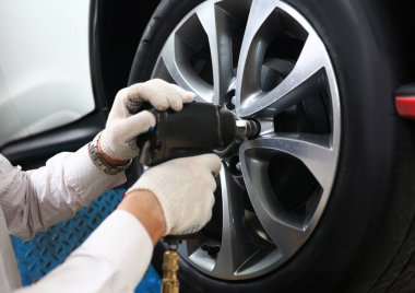 Özel otomotiv araçları kullanarak erkek oto-mekanik ellere odaklanın ve pahalı spor otomobillerin titanik disklerini dikkatlice çıkarın. Otomobil denetimi kavramı