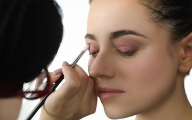 Profesyonel vize meraklısı harika bir kadının maquillage yaptığı yakın çekim. Güzel bir model popüler profesyonel salonu ziyaret ediyor. Güzellik ve kozmetik konsepti