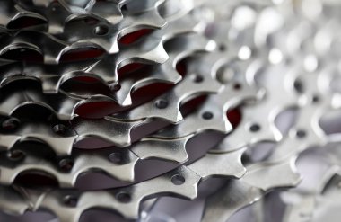 Bisikletin tekerlekteki detaylı görüntüsü zincir, disk freni ve modern dağ itme motorunun arka raydan çıkarıcısı ile yakın plan. Bisiklet atölyesi konsepti