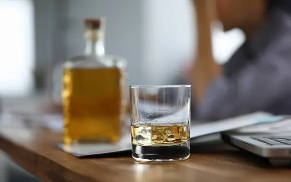 Concentre Vidro Com Bebida Alcoólica Com Cubo Gelo Mesa Marrom — Fotografia de Stock