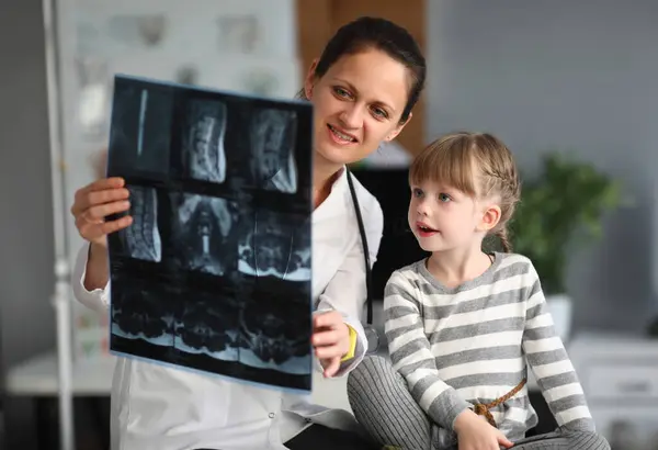 Kis Gyerek Portréja Érdeklődéssel Nyugalommal Okos Női Orvos Kórházi Irodában — Stock Fotó