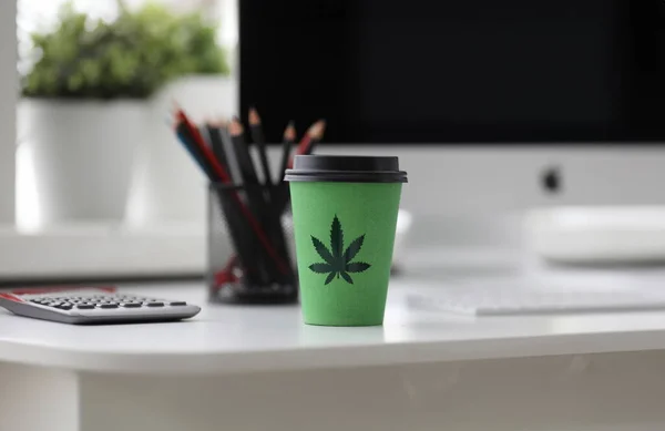 Taza Café Verde Con Logotipo Cannabis Fondo Mesa Oficina Concepto — Foto de Stock
