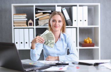 Güzel iş kadını portre. Para saçılma moda sözü stil melez kıvırcık saçlı beyaz kilitleri bakışı kamera dolar notları