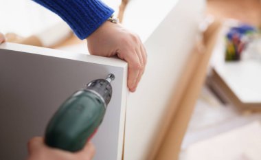 Erkek silah mobilya closeup montaj elektrikli zımba sürüş makinesi kullanın. El ile DIY iş ilham ve iyileştirme Dükkanı başlangıç fikri ve endüstriyel eğitim meslek kariyer kavramı için tamir