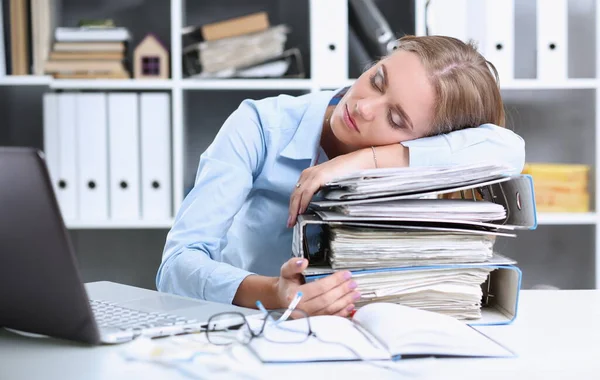 Muito Trabalho Espera Por Uma Mulher Cansada Exausta Enorme Pilha — Fotografia de Stock