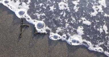Korku kelimesi deniz dalgaları tarafından silinir. Korku, psikolojik yardım ve psikoterapiden kurtulma.