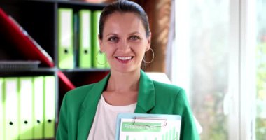 İş yerinde duran kendine güvenen, gülümseyen çekici kadının portresi. Mutlu iş kadını patron ortak işveren içeride poz veriyor